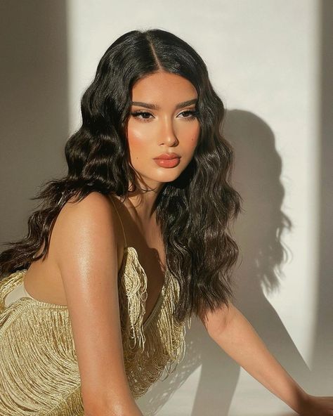 Khelan Hajo on Instagram: “golden hour ✨ Dress: @prettylittlething” Curly Hair With Dress, Makeup For Golden Dress, Golden Dress Makeup, Golden Makeup Look, Golden Hour Makeup, Khelan Mh, Bollywood Hair, Golden Makeup, American Makeup