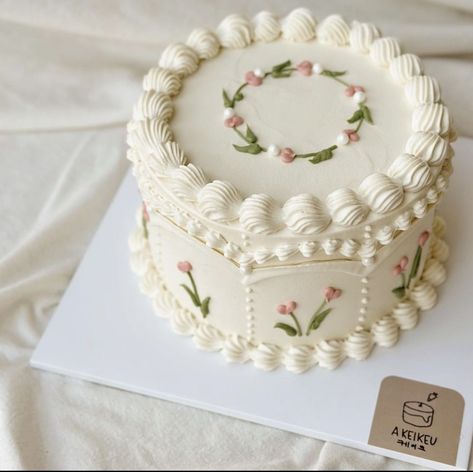 Vintage Design Cake, Simple Vintage Cake Pink, Birthday Cake Aesthetic Floral, Aesthetic Cake Decorating Ideas, Floral Cake Ideas Birthday, Simple Neutral Cake, Floral Aesthetic Cake, Aesthetic Flower Birthday Cake, Simple Cake Designs Flowers