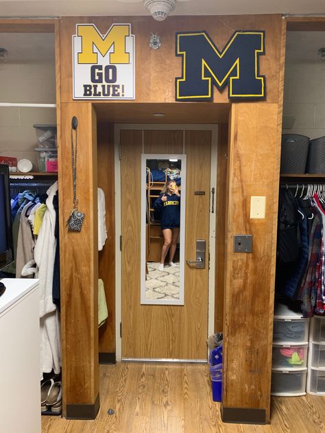 Michigan Room Ideas, Msu Dorm Room Michigan State University, University Of Michigan Dorm, Colleges Aesthetic, College Aesthetic, Dream School, Dorm Life, Michigan State University, House Inside