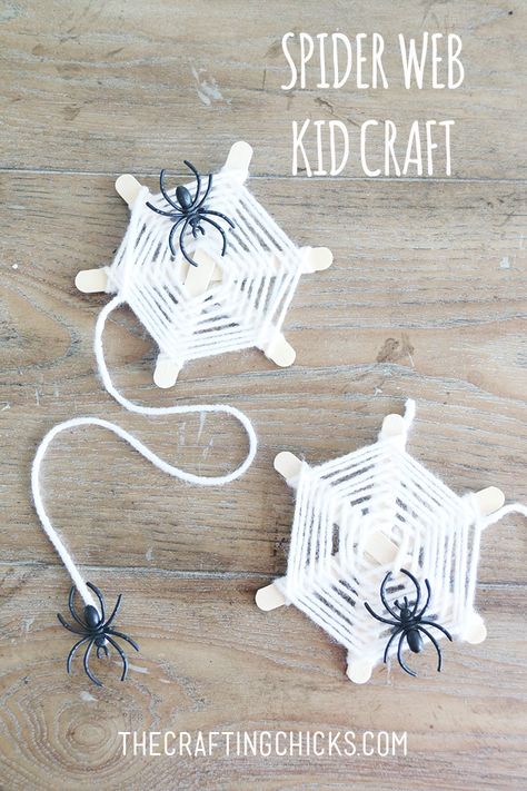 DIY Spider Web Yarn Craft on thecraftingchicks.com Spider Yarn Craft, Diy Spider Web, Charlottes Web Activities, Spider Craft, Diy Spider, Halloween Class Party, Craft Halloween, Halloween Fest, Halloween Idea