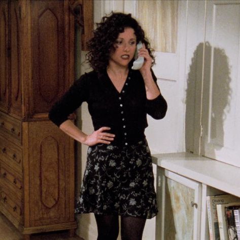 Elaine From Seinfeld Costume, Elaine Fashion Seinfeld, Elaine Benes Fashion, Seinfeld Elaine Style, 90s Tv Outfits, Elaine Outfits Seinfeld, Elaine Seinfeld Aesthetic, Elaine Seinfeld Hair, 90s Sitcom Outfits