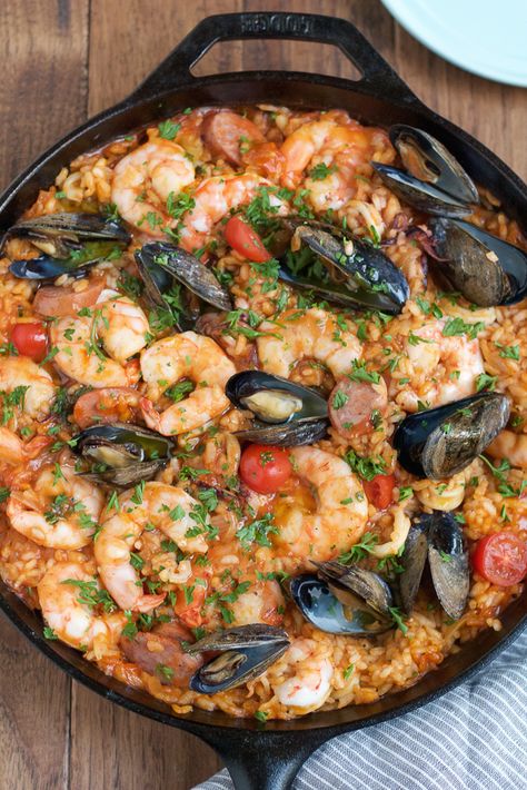 Seafood Paella is an easy, delicious and flavorful seafood recipe that you can make at home. With fresh shellfish, mussels, and other seafood, plus Italian sausage, this meal is packed with flavor! Paella Recept, Seafood Paella Recipe, Paella Recipe Seafood, Saffron Recipes, Paella Pan, Seafood Paella, Paella Recipe, Cooking Seafood, Läcker Mat