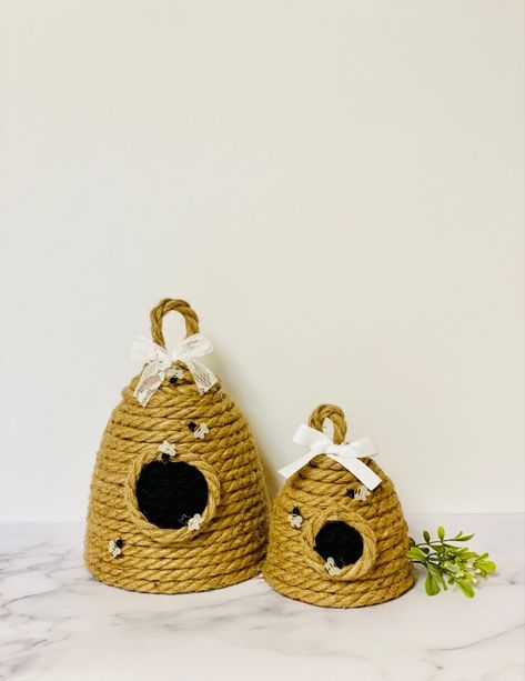 DIY Rope Beehive Decoration Diy Rope Beehive, Beehive Decorations Diy, Diy Beehive Decoration, Diy Beehive, Beehive Decor, Bee Hives Diy, Trivets Diy, Bee Hive Craft, Black Chalkboard Paint