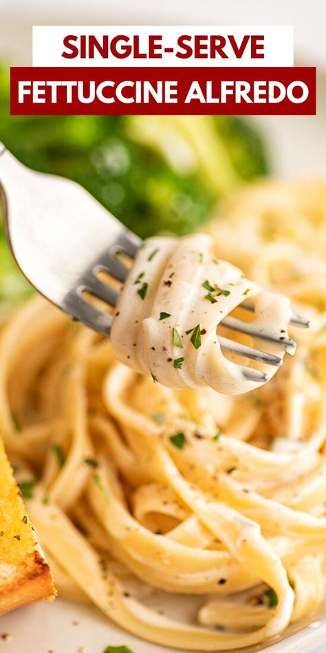 This Quick and Easy Fettuccine Alfredo for One can be made in less than twenty minutes and makes a fabulously cheesy pasta lunch or dinner. Pasta Recipe For One Person, Small Batch Pasta, Single Serve Alfredo Sauce, One Person Pasta Recipes, Small Serving Recipes, Easy Things To Make For Dinner For One Person, Alfredo Sauce For Two, Alfredo For Two, Fettuccine Alfredo For One