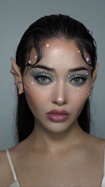 Mermaid Fishnet Makeup, Halloween Makeup Siren, Siren Makeup Mermaid Halloween Costumes, Mermaid Makeup Ideas, Mermaid Cosplay Sirens, Dark Siren Makeup Evil Mermaids, Chappell Roan Mermaid, Scary Siren Makeup, Under The Sea Makeup Looks