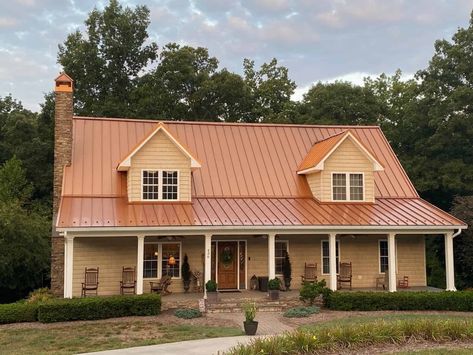 Copper Color Metal Roof, Copper Metal Roof Farmhouse, Red Roof Farmhouse, Copper Roof House Exterior Colors, House With Copper Roof, Copper Roof House, Copper Metal Roof, Cabin Colors, Metal Roof Houses