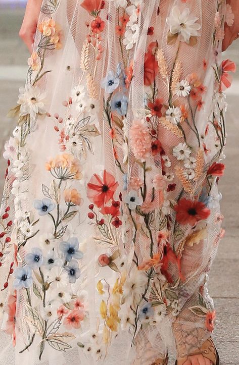 @dior #resort2021 Dior Floral Dress, Fashion Rebranding, Dior Flowers, Dior Embroidery, Embroidery Rose, Beauty Dior, Haute Couture Embroidery, Amazing Embroidery, All Things