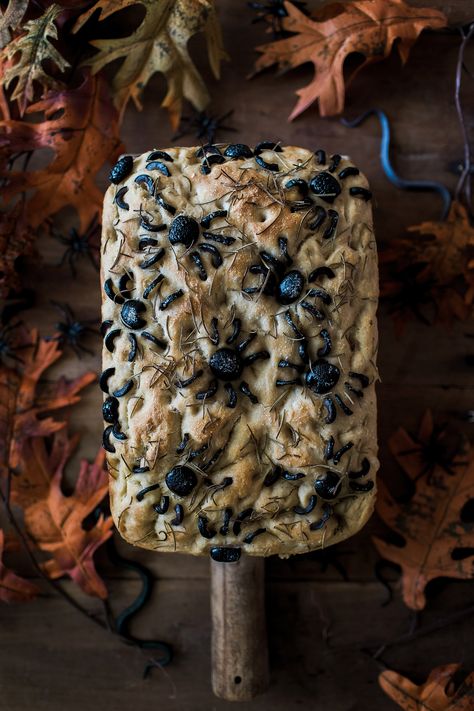 Black Olive Spiders, Spider Focaccia, Spooky Dinner Party Decor, Spooky Cottagecore Aesthetic, Horror Dinner Party, Garlic Bread Halloween, Savory Halloween Food Ideas, Foccacia Bread Halloween, Spooky Baked Brie