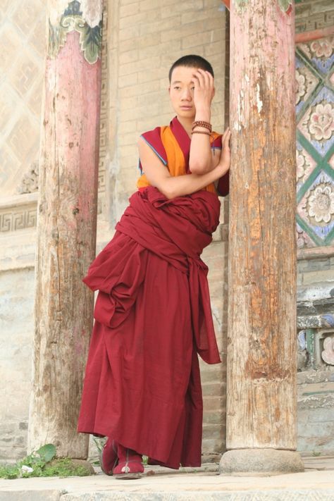 Young Tibetan monk Monk Mindset, Buddhist Fashion, Qinghai China, Economics Major, Buddhist Clothing, Atla Oc, Tibetan Clothing, Rural China, Tibetan Monk