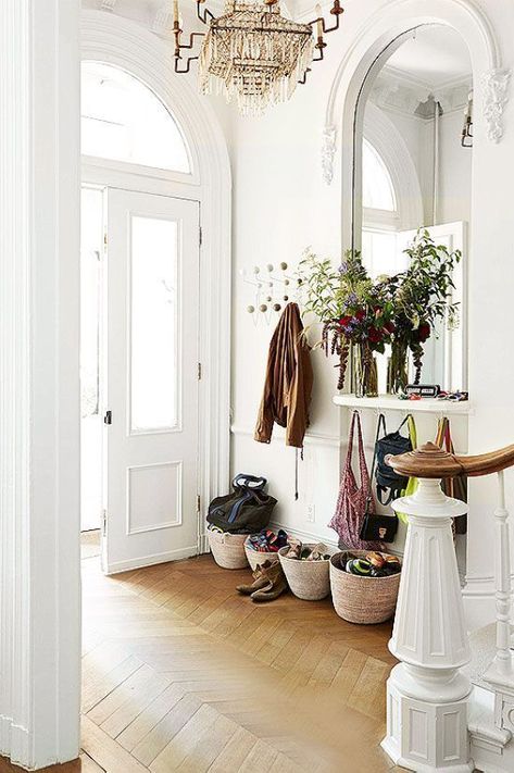 This is a must read: Six Decorating Tips for an Inviting Entry by House of Harper #entryway #entrydecor #traditionaldecor #homedecorideas Decoration Hall, Interior Design Per La Casa, Entry Decor, Foyer Decorating, Design Del Prodotto, Cool Ideas, Style At Home, Home Fashion, 인테리어 디자인