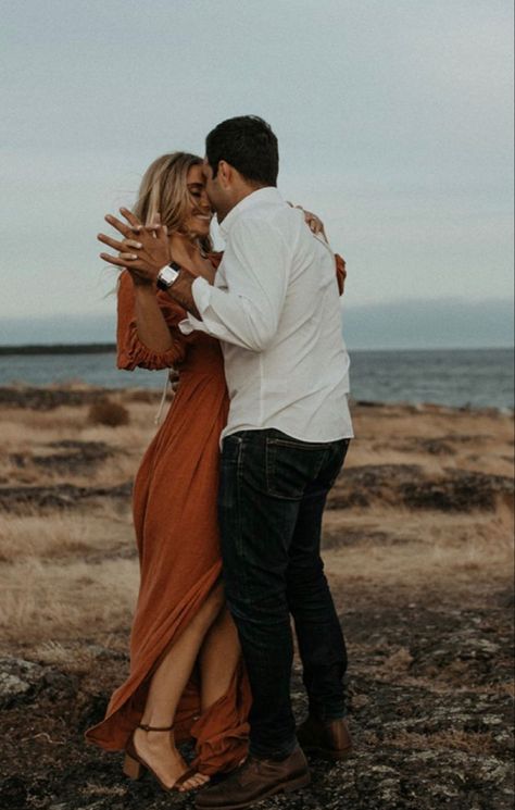 Engagment Photo Dresses Outfit Ideas, Engagement Photo Wardrobe Ideas, Fall Couple Photos Dress, Best Fall Engagement Outfits, Boho Dress Engagement Photos, Maxi Dress Engagement Pictures, Excited Engagement Photos, Flowy Dress Photoshoot Engagement Photos, Engagement Photos Maxi Dress