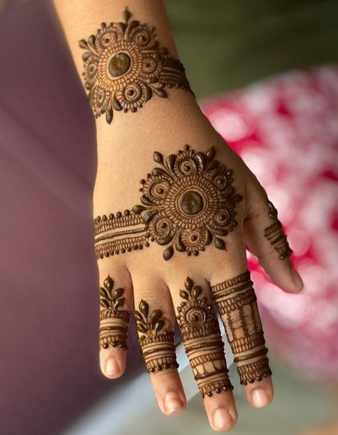 Simple Rose Design Mehendi, Mehendi Designs For Hands Simple Palm, Mehndi Kids, Mehendi Back Hand, Mehendi Designs For Back Hands, Inspo Henna, Hairstyles Mehndi, Hand Mehndi Designs Back, Front Hand Mehndi Designs