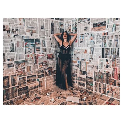 Diy Newspaper Backdrop, Backdrop Picture Ideas, Photoshoot Newspaper Background, Selfie Wall Ideas Photo Backdrops Diy, Newspaper Set Design, Home Photoshoot Ideas Diy Photography Backdrops, Newspaper Decoration Ideas, Diy Photo Shoot At Home Ideas, Photo Shoot Room Ideas