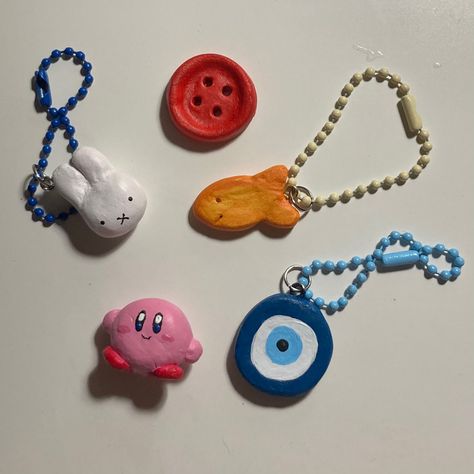 Clay Diy Keychain, Aesthetic Clay Keychain, Polymer Keychain Ideas, Clay Keychain Aesthetic, Clay Ideas Keychain, Keychain Clay Ideas, Keychain Ideas Clay, Air Dry Clay Keychain Ideas, Clay Charms Ideas