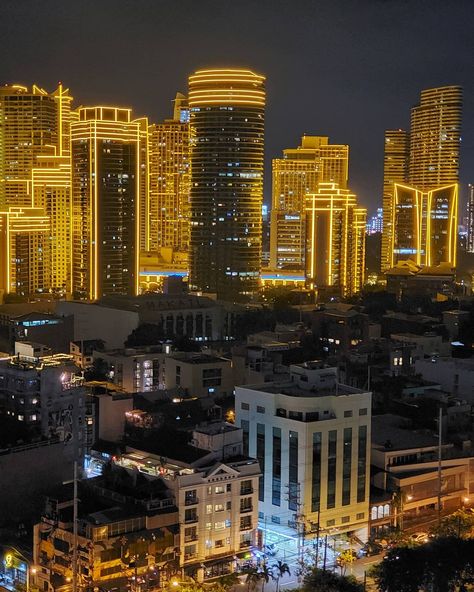 Marlon Usona | ᜋᜇᜓᜎᜓᜈᜓ ᜂᜐ᜔ᜈ on Instagram: “Light up the night, Christmas is just around the corner🌲🎅🎁⛪ (View of #rockwellbusinesscenter) . . . . #buildings #buildingphotography…” Manila Night View, Philippines Wallpaper, Gumball Image, Philippines Country, Do Good Quotes, San Francisco Streets, Makati City, Building Photography, Instagram Light