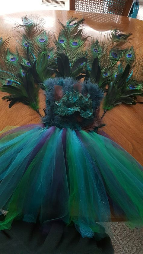 80s Diy Costume, Peacock Halloween Costume, Peacock Halloween, Peacock Costume, Diy Carnival, Costume Carnaval, Halloween Art Projects, 80s Costume, Feather Crafts