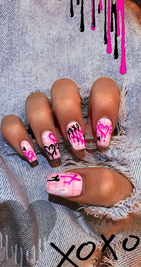 Pink Xo Nails, Heartbreak Nail Designs, Heart Drip Nails, Xoxo Valentines Nails, Punk Barbie Nails, Pink Black Valentine Nails, Dripping Heart Nails, Grafitti Nails Street Art, Barbie Pink Nails Aesthetic