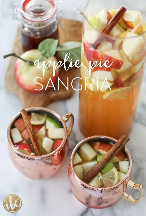 Delicious Apple Pie Sangria cocktail recipe for Fall! #sangria #applepie #fall #cocktail #fallsangria #apples Apple Pie Sangria, Apple Cider Sangria Recipe, Fall Drink Recipes, Apple Sangria, Sangria Cocktail, Cider Sangria, Apple Cider Sangria, Recipe For Fall, Caramel Vodka