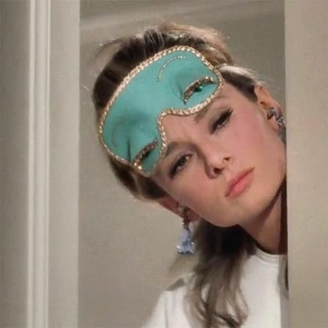 Audrey Hepburn wearing her Tiffany Blue colored sleeping mask and fringed ear plugs answers the door to meet her new neighbor in a scene from ‘Breakfast at Tiffany’s’ (1961). Breakfast At Tiffany's Aesthetic, Breakfast At Tiffany's Movie, Aubrey Hepburn, Stile Blair Waldorf, Audrey Hepburn Photos, Holly Golightly, Audrey Hepburn Style, Hepburn Style, Look Retro