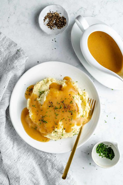 This is not like other vegan gravy recipes! There are no mushrooms and it’s completely smooth and creamy. No lumps, no chunks, and PERFECT for pairing with your favorite mashed potatoes. Super easy to make, with gluten-free option! Vegan Gravy Recipe, Easy Turkey Gravy, Vegan Mashed Cauliflower, Turkey Gravy Recipe Easy, Turkey Gravy Easy, Gravy For Mashed Potatoes, Vegan Mushroom Gravy, Vegan Thanksgiving Dinner, Vegan Sauce