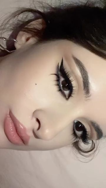 Cute Makeup Eyeliner, Black And Brown Makeup Looks, Makeup Ideas Eyebrows, Light Eyebrows Makeup, Light Black Makeup, Makeup For Light Eyes, Makeup Looks Black, Makeup Looks With Eyeliner, Makeup Eyeliner Ideas