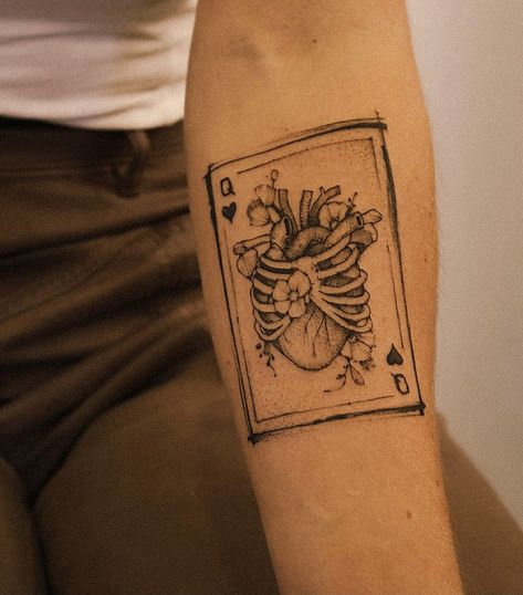 Card Tattoo Ideas, Poker Tattoo, Playing Card Tattoos, Queen Of Hearts Tattoo, Hand Card, Vegas Tattoo, Hearts Tattoo, Club Tattoo, Card Tattoo Designs