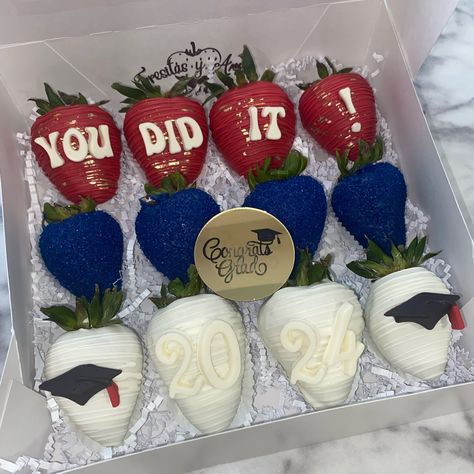 Graduation themed dipped strawberries ♥️💙🤍 Message me to order your custom set 🍓✨ #congratsgrad #graduationstrawberries #phoenixsmallbusiness Graduation Strawberry Ideas, Graduation Strawberries, Graduation Tables, Holguin, Dipped Strawberries, Graduation 2024, Job Ideas, Strawberry Dip, 2024 Graduation