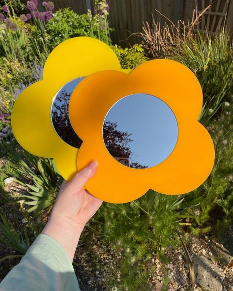 🌼 Hung On You Boutique 🌼 (@hungonyouboutique) • Instagram photos and videos Groovy Mirror, Daisy Wall Decor, Daisy Wall, Flower Mirror, Wall Decor Boho, Nostalgic Gifts, Retro 60s, Wooden Wall Hangings, Acrylic Mirror