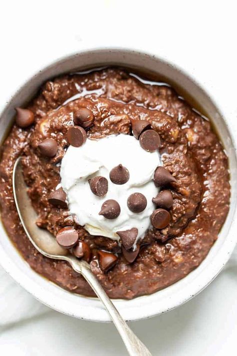 Now you can have chocolate for breakfast and never think twice. This super charged, healthy chocolate quinoa breakfast bowl recipe will be sure to satisfy! Breakfast Cereal Recipes, Quinoa Chocolate, Flake Recipes, Chocolate Quinoa, Gooood Morning, Breakfast Quinoa, Healthy Hot Chocolate, Breakfast Bowls Recipe, Quinoa Breakfast Bowl