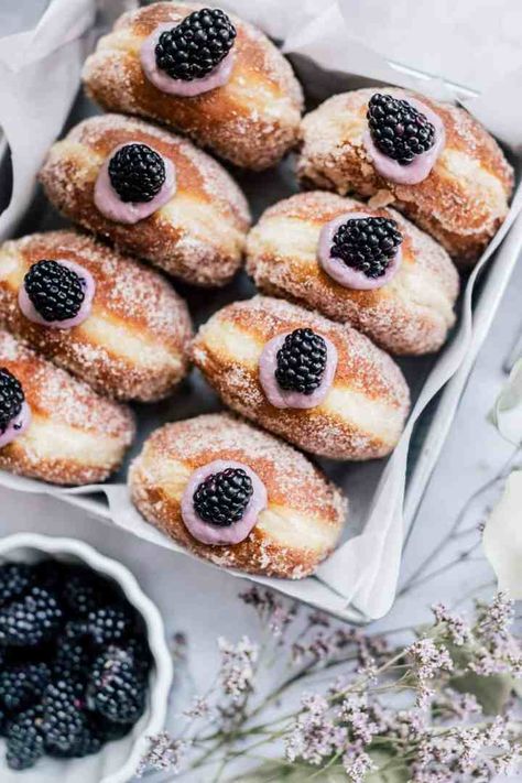 Blackberry Cream Brioche Doughnuts - Emily Laurae Brioche Donuts, Jam Donut, Donut Calories, Donut Filling, Homemade Donuts Recipe, Dessert Recipies, Filled Donuts, Blackberry Jam, Spring Desserts