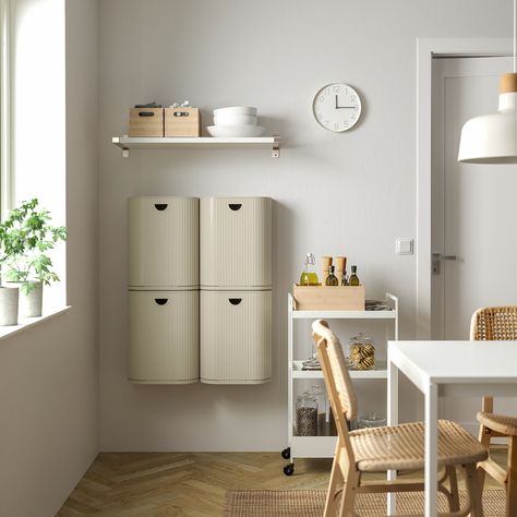 Con il bidone GÅRDSBUTIK puoi creare una postazione per la raccolta differenziata in qualsiasi angolo della casa. Installane uno o diversi, a seconda delle tue esigenze, e sollevalo dal supporto a parete quando è il momento di svuotarlo. Wall Mounted Storage Bins, Wall Mount Storage, Ikea Interior, Ikea New, Doorway Decor, Organization Furniture, Diy Ikea, Kitchen Solutions, Ikea Home