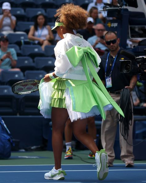 All coquette-ish in the pictures w the flash on 🎀 Naomi Osaka’s custom Nike kit for the US Open created by @yoon_ambush is gonna go down in history as a true signifier of cultural relevance in 2024. Noting inspiration from the Japanese Lolita subculture, the details of this fit fall right at the intersection of micro-trend rejection, and an all-out reckoning and reclamation for women in sport. More. Of. This. Immediately. Welcome back @naomiosaka☝️🙂‍↕️ . . . . #naomiosaka #tennis #usopen #ni... Nike Tennis Outfits, Tennis Lifestyle, Tennis Aesthetic, Naomi Osaka, Estilo Harajuku, Louis Armstrong, Sportswear Fashion, Nike Tennis, Tennis Fashion