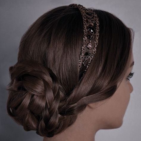 Gilded Glamour Hairstyles, Victorian Hairstyles Straight Hair, Gilded Glamour Hair, 1600s Hairstyles Woman, Victorian Aesthetic Hairstyles, Hairstyles From The 1800s, Victorian Hairstyles Aesthetic, Old French Hairstyles, Old Timey Hairstyles For Women