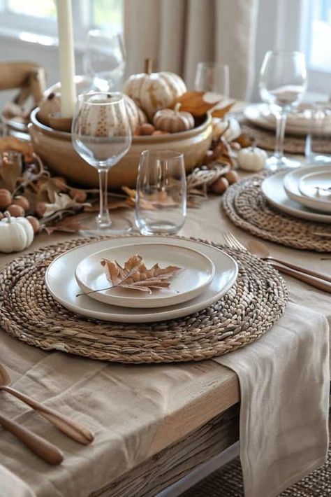 Elegant Dinner Table Decor, Fall Dinner Party Table Settings, Fall Dinner Tablescape, Fall Table Setting Ideas, Fall Table Settings Autumn, Thanksgiving Table Setup, Modern Thanksgiving Table, Thanksgiving Dinner Table Setting, Dinner Table Set Up