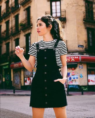 This totaly stylish off-duty look is ever-so-simple: a black denim overall dress and a white and black horizontal striped crew-neck t-shirt. Tight Floral Dress, Classic Black Dress, Denim Overall Dress, Vestidos Vintage, Midi Dress Casual, Summer Dress Outfits, Tshirt Outfits, Overall Dress, Looks Vintage