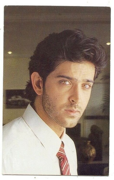 #HrithikRoshan  #BollywoodFlashback #rare #postcard #muvyz #muvyz101619  @iHrithik Young Hrithik Roshan, Hrithik Roshan 90s, Hrithik Roshan Aesthetic, Hritik Raushan, Kaho Naa Pyaar Hai, Kareena Kapoor Pics, Vintage Bollywood Aesthetic, Bollywood Aesthetic, Simplistic Wallpaper