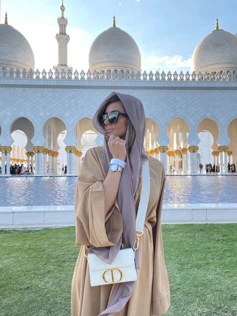 Dubai Outfits For Women, Dubai Desert Outfit, Dubai Photography Ideas, Dubai Fashion Women, Dubai Picture Ideas, Dubai Outfits Ideas, Dubai Photoshoot, Dubai Outfit, Desert Outfit