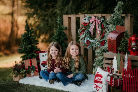 Christmas Mini Session Poses, Christmas Photoshoot Setup Ideas, Christmas Mini Sessions Outdoor Setup, Simple Christmas Mini Sessions Outdoor, Outdoor Christmas Mini Sessions, Christmas Mini Sessions Outdoor, Christmas Picture Background, Outdoor Christmas Photos, Elf 2024