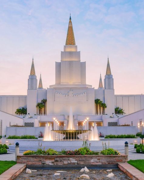 Beautiful Lds Temples, Prettiest Lds Temples, Lds Wallpaper, Temples Lds, Oakland Temple, Relief Society Crafts, Payson Temple, Jesus Wallpapers, Lds Pictures