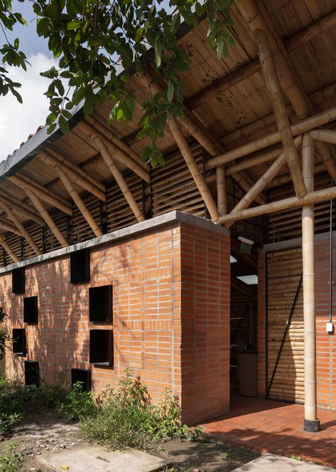 Bamboo Shelter Design, Clearstory Architecture, Bamboo Roof Design, Bamboo Roofing, Workshop Architecture, Bamboo Roof, Sewing Factory, Bamboo Structure, Bamboo Architecture