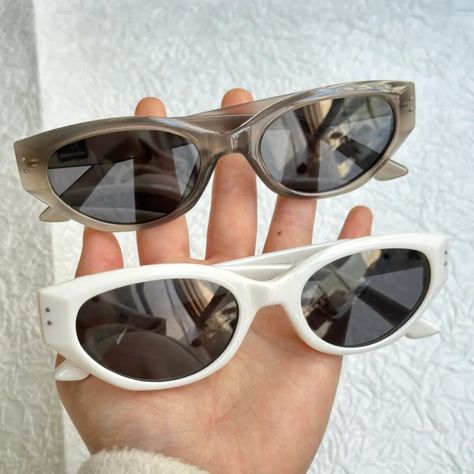 Cat eye sunglasses in different colours🐱🐱🐱 The white and olive green frames are a refreshing change from the usual black frames. 👉👉👉More cat eye sunglasses here: https://chering.co.uk/collections/full-sunglasses?filter.p.m.custom.shape=Cat-Eye&sort_by=manual Black Frames, Green Frame, Different Colours, Cat Eye Sunglasses, Black Frame, Cat Eye, The White, Different Colors, Olive Green