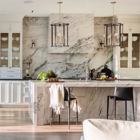 Ashley Stark Kenner on Instagram: “I am loving the idea of a seamless marble hood. Thinking of doing this for myself. Thoughts @tomlenovichdesign 📸 @shotify.ca • • • • •…” Kitchen Hoods, Kitchen Inspiration Design, Kitchen Marble, Counter Tops, Luxury Kitchen, White Cabinets, Küchen Design, Kitchen Style, My New Room