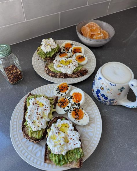 Weekend things 🫶✨ - Breakfast! Toasted Tartine Sourdough, spread with avocado & topped with cottage cheese, olive oil, pepper, salt, and… | Instagram Toast Toppings Breakfast, Turkey Pesto Sandwich, Sumo Citrus, Breakfast Blt, Tartine Bakery, Cottage Cheese Breakfast, Avo Toast, Healthy Lunch Snacks, Pepper Salt