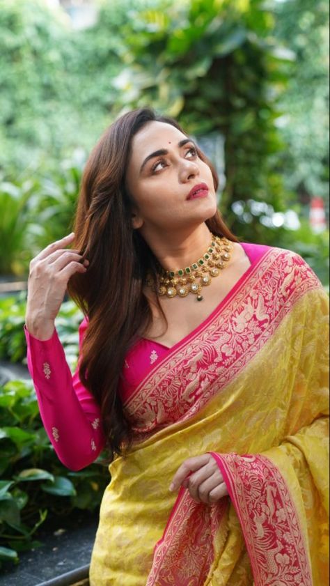 Contrast Saree, Amruta Khanvilkar, Khaddi Georgette Saree, Court Marriage, Fashionable Saree, Simple Saree Designs, Shoot Poses, New Saree Blouse Designs, Latest Model Blouse Designs