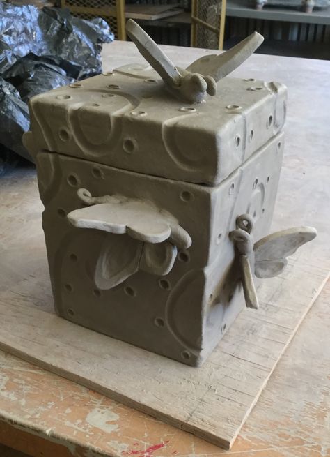 Slab Container Clay Cube Ideas, Pottery Box Ideas Ceramic Art, Slab Vessel Ideas, Clay Box Project, Box Pottery Ideas, Clay Box Ideas Aesthetic, Puzzle Box Ceramics, Ceramic Cube Ideas, Slabs Box Ceramics Ideas