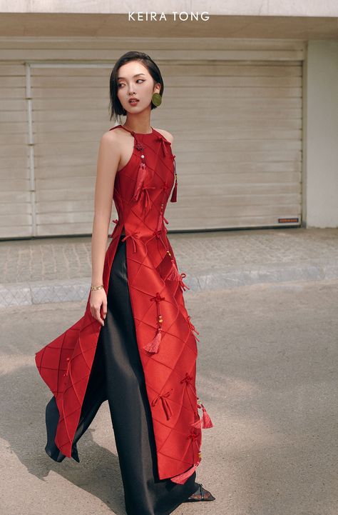 Imlek Outfit, Chinese New Year Outfit Ideas, Cny Outfit, Viet Wedding, Vietnamese Dress Ao Dai, Modern Chinese Fashion, Red Chinese Wedding Dress, Exotic Outfits, Chinese New Year Outfit