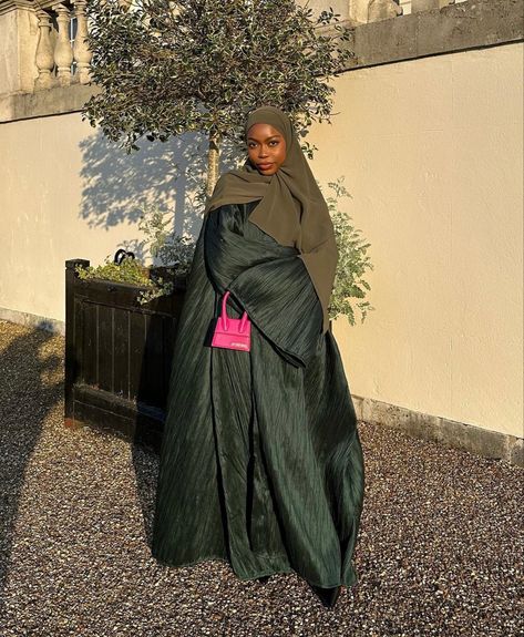 Black Hijabi Girl, Green Abaya, Islamic Modest Fashion, Abaya Outfit, Hijab Fashion Summer, Flipagram Instagram, Modesty Outfits, Mode Turban, Mode Abaya