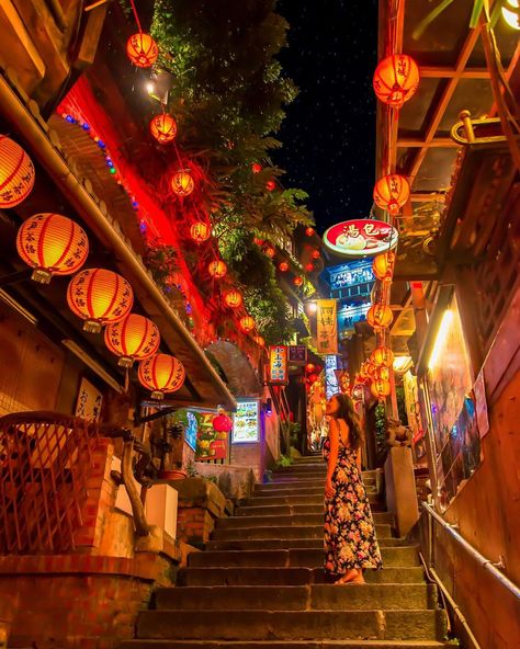 Taiwan Jiufen, Toro Nagashi, Taiwan Aesthetic, Aesthetic Location, Jiufen Taiwan, Love In Chinese, Steel Stairs Design, Vietnam Holiday, Asian City