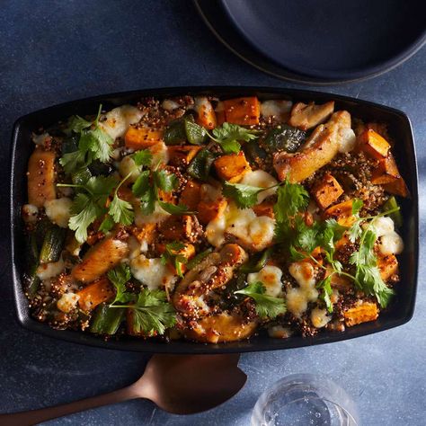 This protein-loaded chicken and sweet potato casserole dish is made with multicolored quinoa, a blend of white, red and black varieties, but any color will work. 200 Calorie, Quinoa Sweet Potato, Healthy Casserole Recipes, Sweet Potato Recipes Casserole, Heart Healthy Diet, Chicken Quinoa, Diner Recept, Best Casseroles, Healthy Casseroles