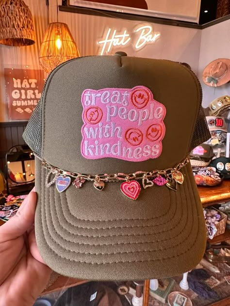 Trucker Hat Chains Diy, Trucker Hat Charms, Western Trucker Hat, Trucker Hat Patch Ideas, Hat Bar Display Ideas, Trucker Hats With Patches Diy, Patch Trucker Hat Ideas, Diy Trucker Hat With Patches, Trucker Hat Bar Display Ideas